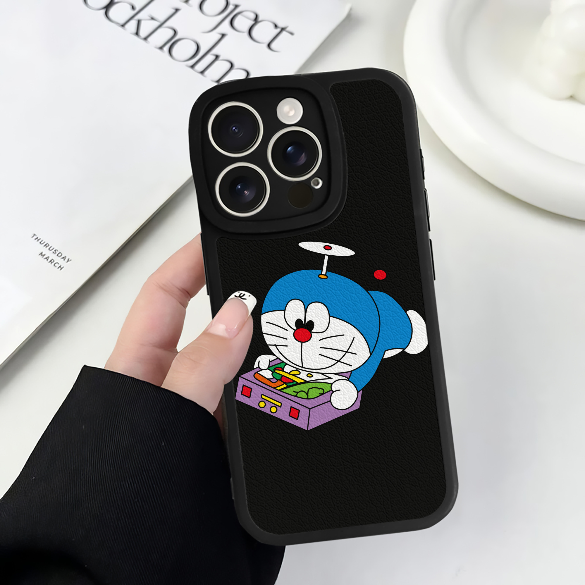 （画像用） ドラえもん Doraemon 【iPhone 16シリーズ対応】シリコンスマホケース（レザー調） 材質：シリコン